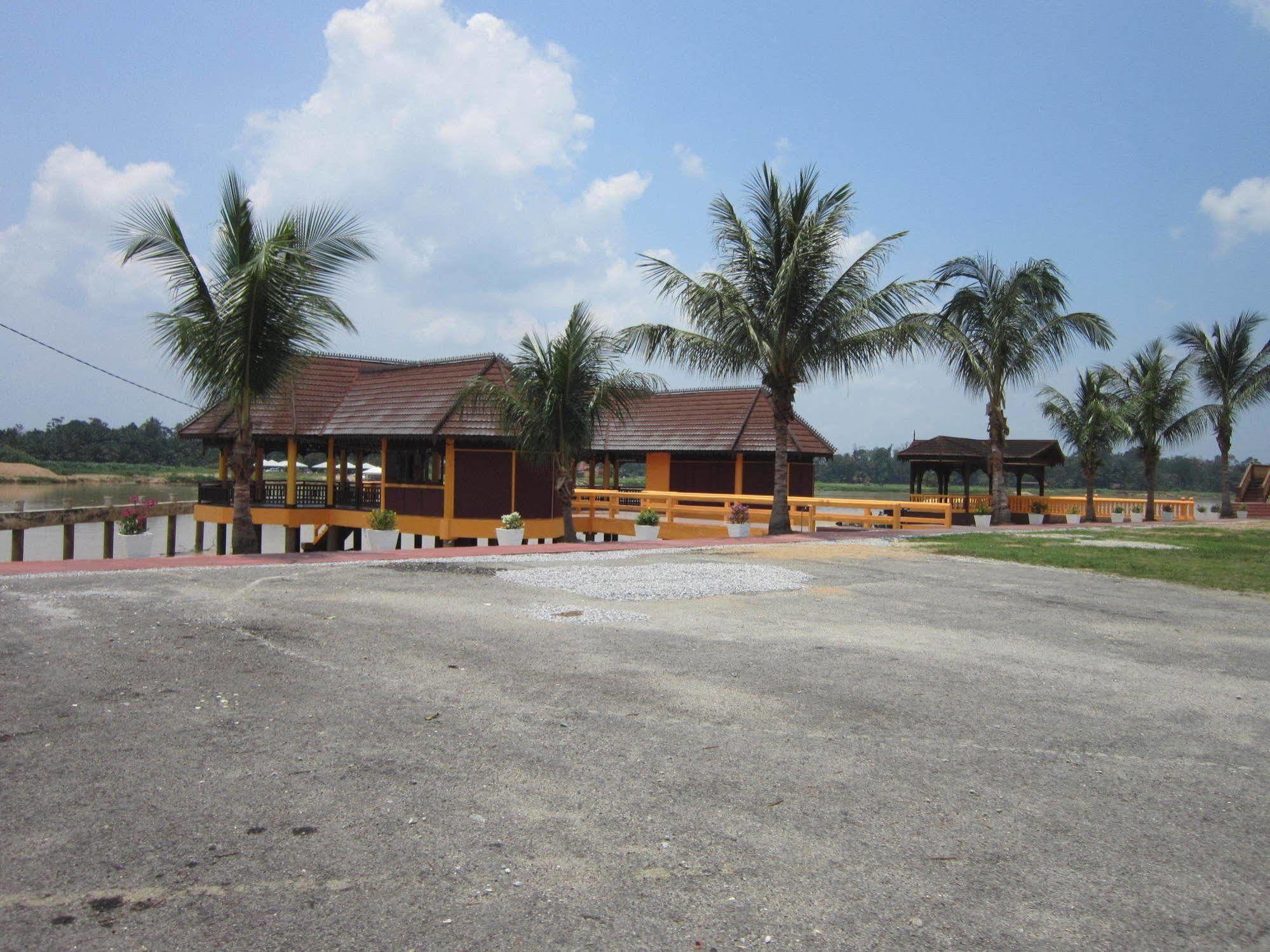 Green Village Pasir Salak Eco River Resort Kampung Gajah  Exterior foto